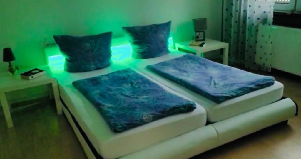 In Walldorf Mit Schlafzimmer, Kueche Und Bad